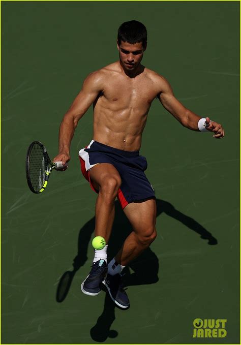 Carlos Alcaraz impressed his fans with his sculpted physique, which he featured during a daylight practice session in Cincinnati. . Alcaraz shirtless